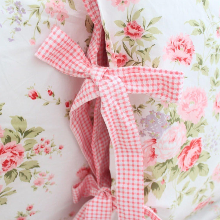 This FADFAY fitted sheet uses an elastic band design that securely wraps around the mattress, preventing it from shifting out of place.