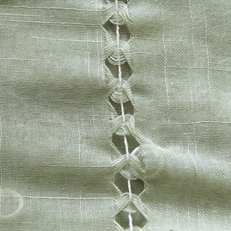 This FADFAY blackout curtain is crafted using a stitching and weaving technique.