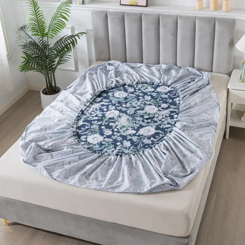 This FADFAY fitted sheet uses an elastic band design that securely wraps around the mattress, preventing it from shifting out of place.