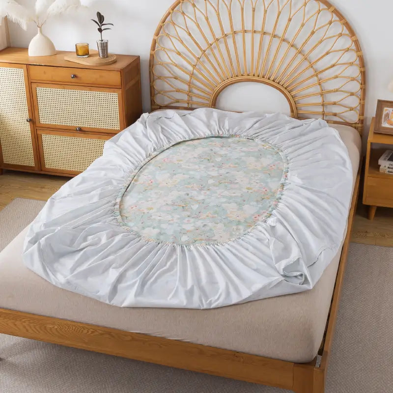 This FADFAY fitted sheet uses an elastic band design that securely wraps around the mattress, preventing it from shifting out of place.