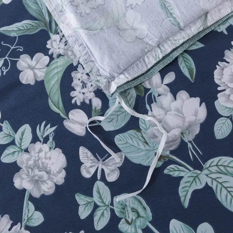 The strap design of this FADFAY makes the comforter stay neat and less prone to deformation.