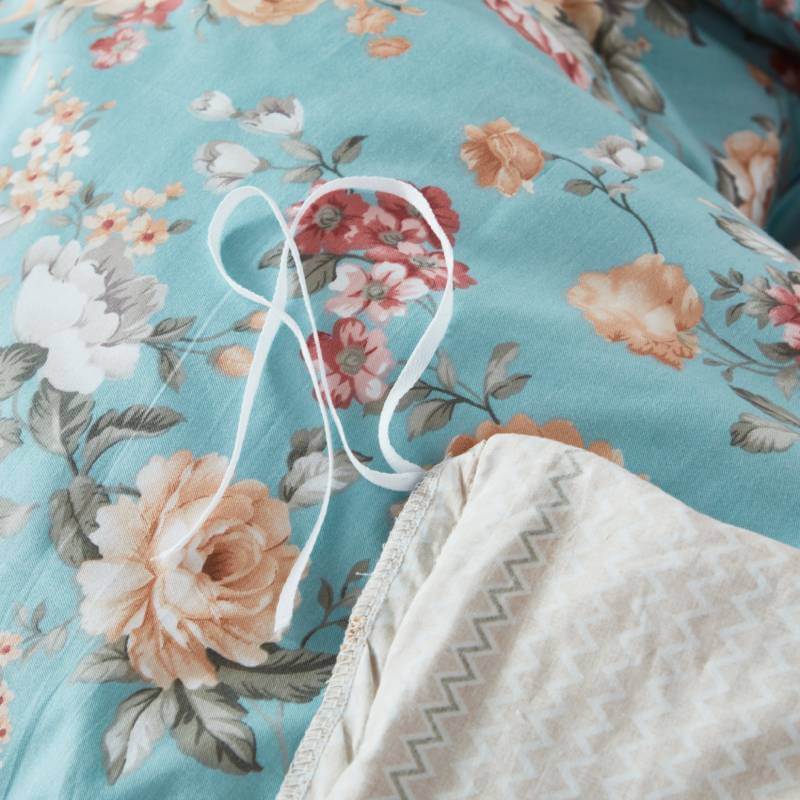 The strap design of this FADFAY makes the comforter stay neat and less prone to deformation.