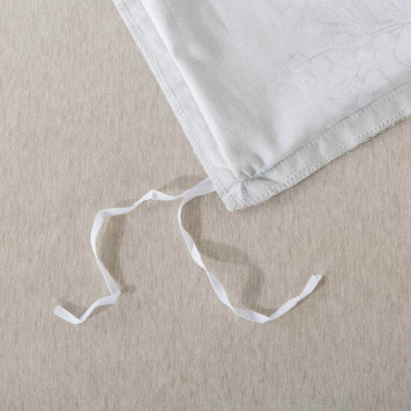 The strap design of this FADFAY makes the comforter stay neat and less prone to deformation.