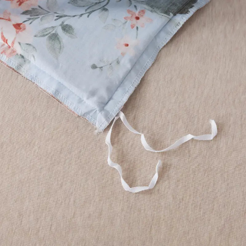 The strap design of this FADFAY makes the comforter stay neat and less prone to deformation.