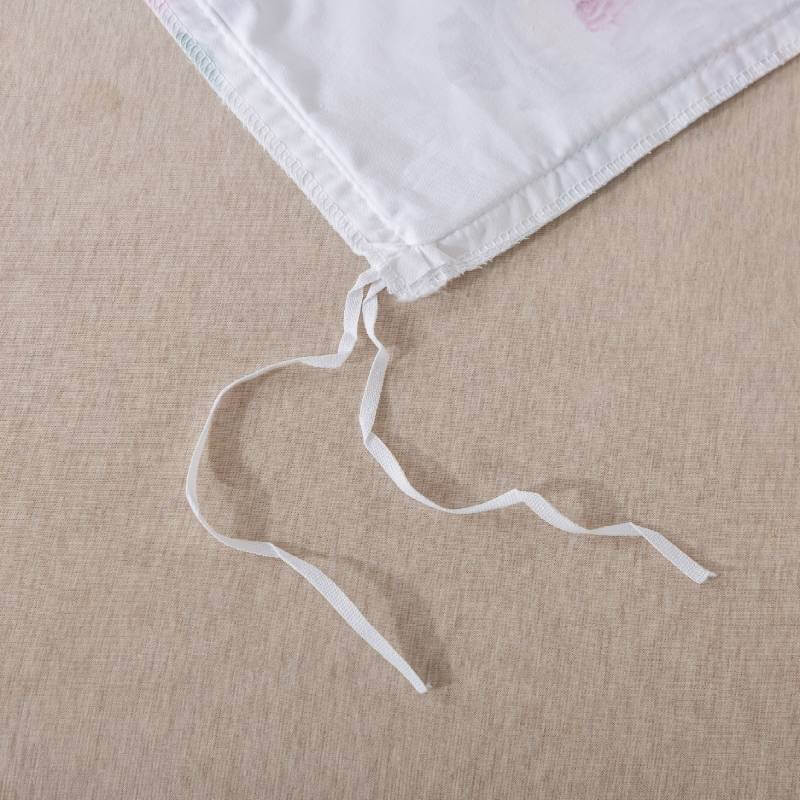 The strap design of this FADFAY makes the comforter stay neat and less prone to deformation.