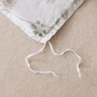 The strap design of this FADFAY makes the comforter stay neat and less prone to deformation.