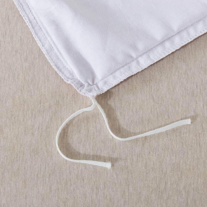 The strap design of this FADFAY makes the comforter stay neat and less prone to deformation.