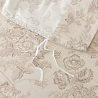 The strap design of this FADFAY makes the comforter stay neat and less prone to deformation.