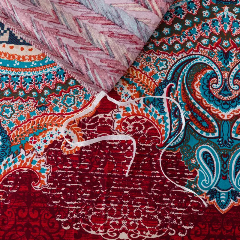 The strap design of this FADFAY makes the comforter stay neat and less prone to deformation.