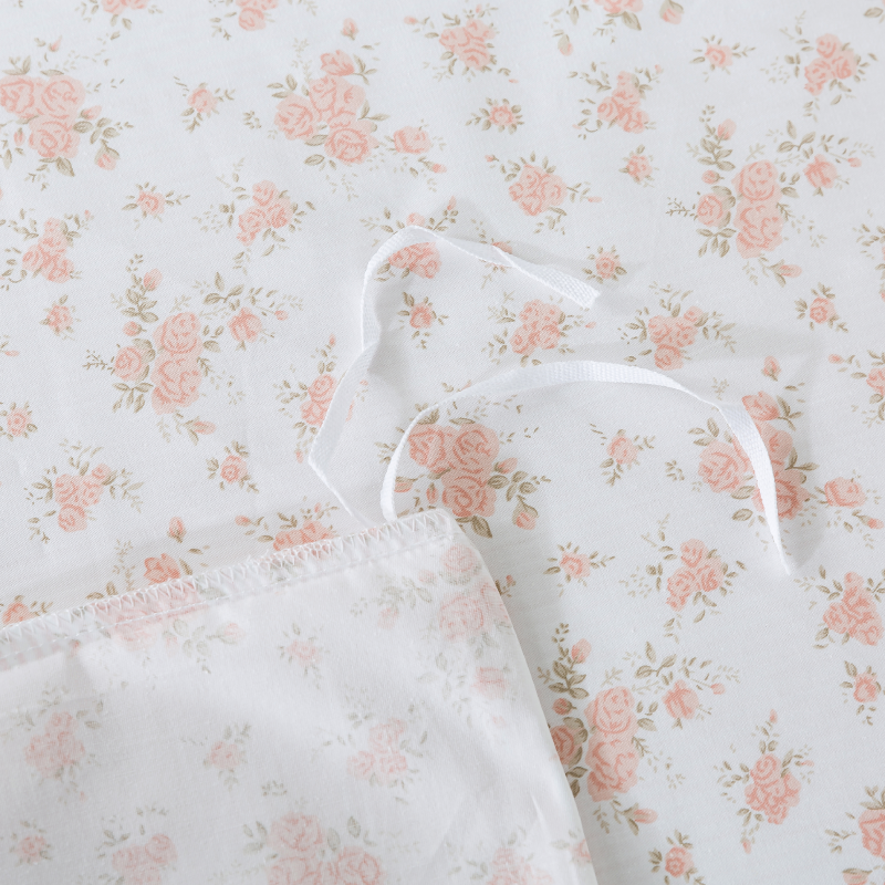 The strap design of this FADFAY makes the comforter stay neat and less prone to deformation.